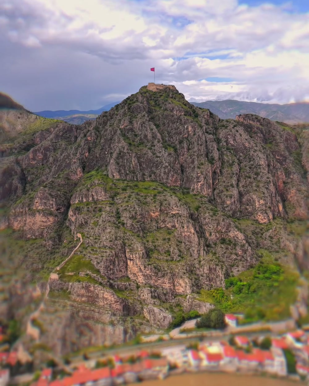 Kayasının üstünde Amasya Kalesi, tepesinde bayrak