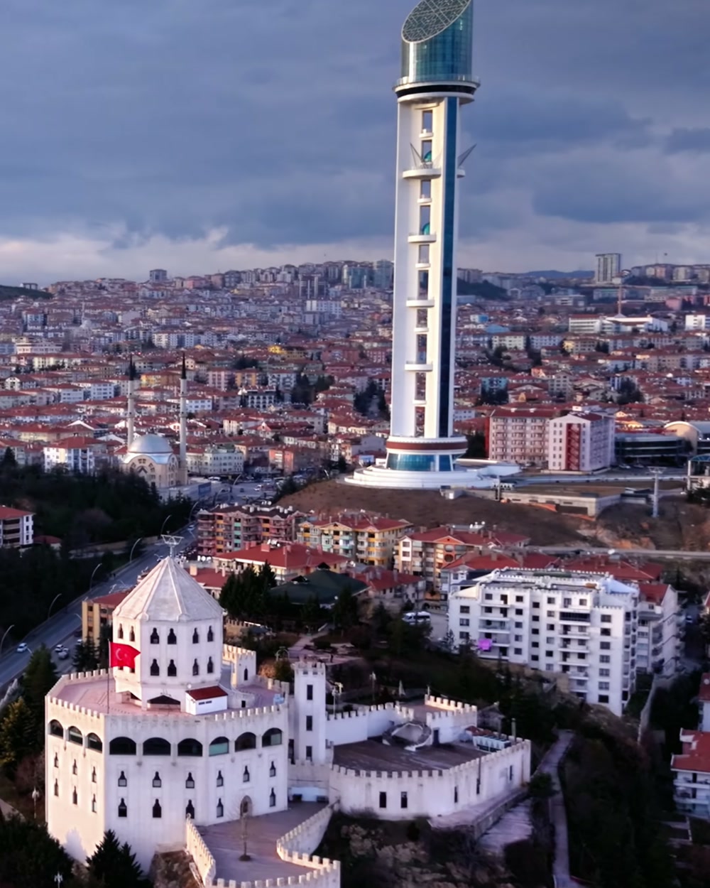 Estergon Kalesi ve Cumhuriyet Kulesi